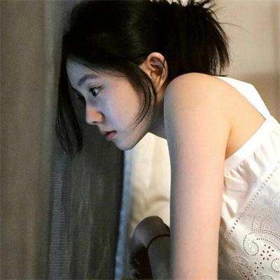 赤裸并存在著